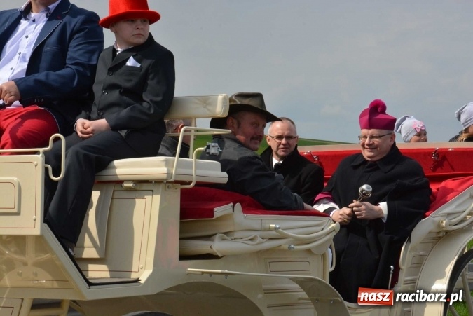 Zdjęcie w galerii na portalu naszraciborz.pl: Ponad setka koni na wielkanocnej procesji w Raciborzu-Sudole wiadomości z regionu