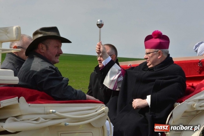 Zdjęcie w galerii na portalu naszraciborz.pl: Ponad setka koni na wielkanocnej procesji w Raciborzu-Sudole wiadomości z regionu