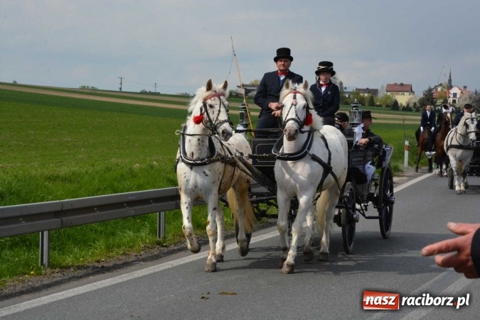 Zdjęcie w galerii na portalu naszraciborz.pl: Ponad setka koni na wielkanocnej procesji w Raciborzu-Sudole wiadomości z regionu