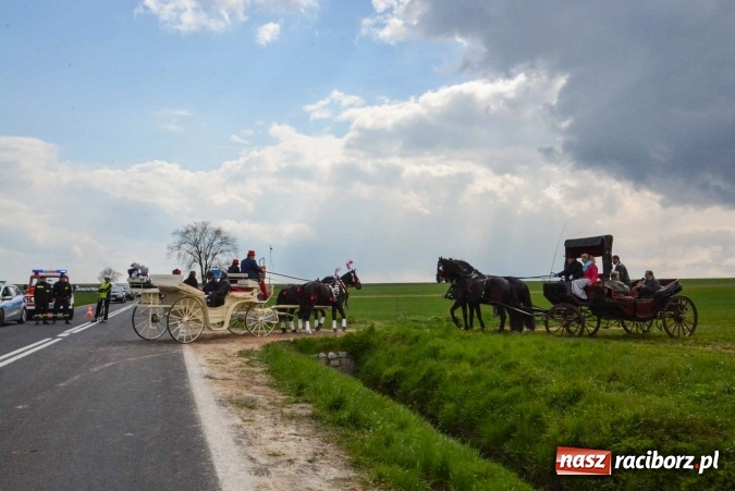 Zdjęcie w galerii na portalu naszraciborz.pl: Ponad setka koni na wielkanocnej procesji w Raciborzu-Sudole wiadomości z regionu