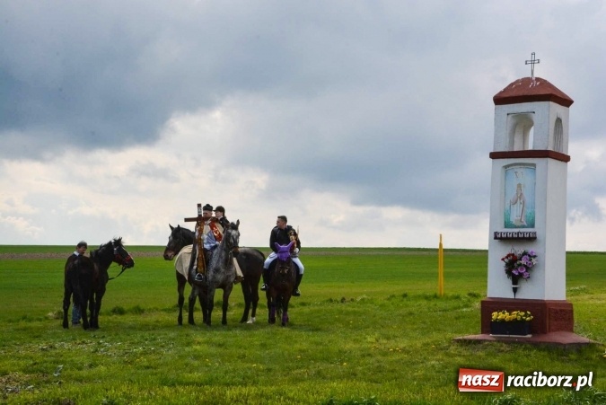 Zdjęcie w galerii na portalu naszraciborz.pl: Ponad setka koni na wielkanocnej procesji w Raciborzu-Sudole wiadomości z regionu