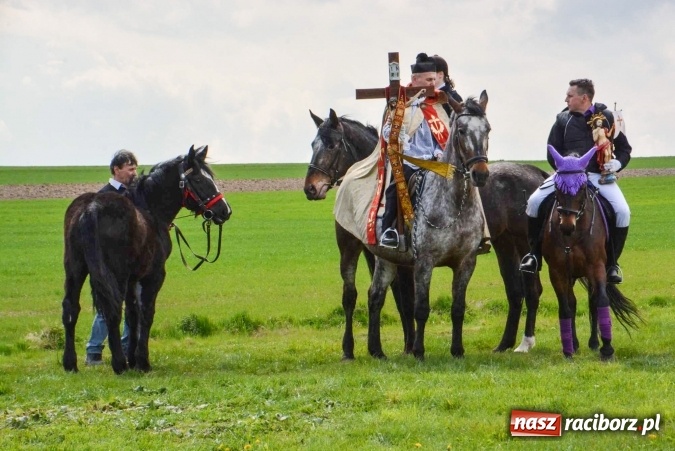 Zdjęcie w galerii na portalu naszraciborz.pl: Ponad setka koni na wielkanocnej procesji w Raciborzu-Sudole wiadomości z regionu
