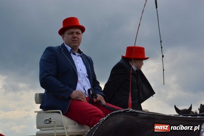 Zdjęcie w galerii na portalu naszraciborz.pl: Ponad setka koni na wielkanocnej procesji w Raciborzu-Sudole wiadomości z regionu