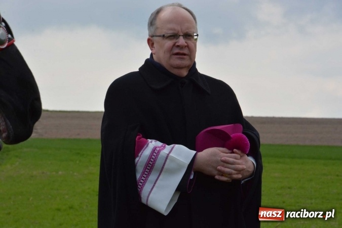 Zdjęcie w galerii na portalu naszraciborz.pl: Ponad setka koni na wielkanocnej procesji w Raciborzu-Sudole wiadomości z regionu