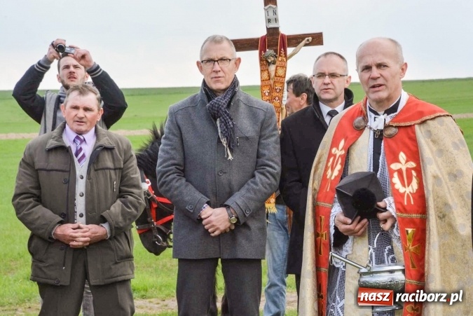 Zdjęcie w galerii na portalu naszraciborz.pl: Ponad setka koni na wielkanocnej procesji w Raciborzu-Sudole wiadomości z regionu
