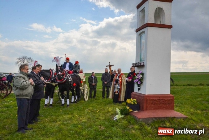 Zdjęcie w galerii na portalu naszraciborz.pl: Ponad setka koni na wielkanocnej procesji w Raciborzu-Sudole wiadomości z regionu