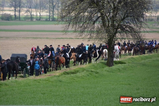 Zdjęcie w galerii na portalu naszraciborz.pl: Ponad setka koni na wielkanocnej procesji w Raciborzu-Sudole wiadomości z regionu