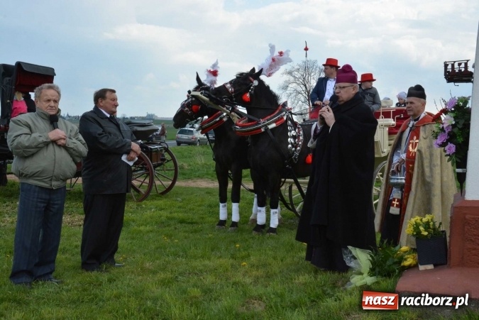 Zdjęcie w galerii na portalu naszraciborz.pl: Ponad setka koni na wielkanocnej procesji w Raciborzu-Sudole wiadomości z regionu