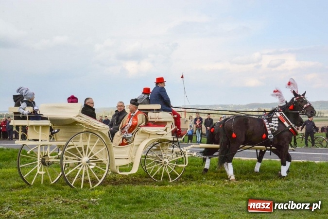 Zdjęcie w galerii na portalu naszraciborz.pl: Ponad setka koni na wielkanocnej procesji w Raciborzu-Sudole wiadomości z regionu