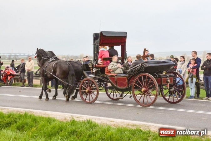 Zdjęcie w galerii na portalu naszraciborz.pl: Ponad setka koni na wielkanocnej procesji w Raciborzu-Sudole wiadomości z regionu