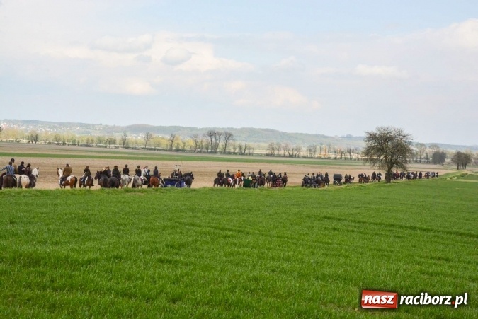 Zdjęcie w galerii na portalu naszraciborz.pl: Ponad setka koni na wielkanocnej procesji w Raciborzu-Sudole wiadomości z regionu