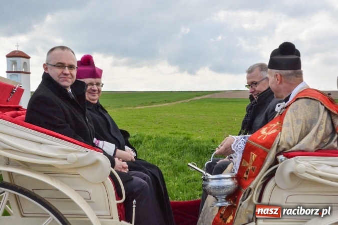 Zdjęcie w galerii na portalu naszraciborz.pl: Ponad setka koni na wielkanocnej procesji w Raciborzu-Sudole wiadomości z regionu
