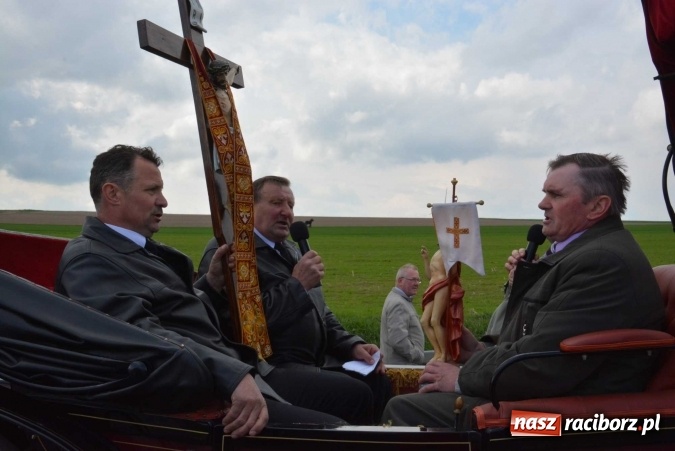 Zdjęcie w galerii na portalu naszraciborz.pl: Ponad setka koni na wielkanocnej procesji w Raciborzu-Sudole wiadomości z regionu