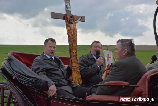 Zdjęcie w galerii na portalu naszraciborz.pl: Ponad setka koni na wielkanocnej procesji w Raciborzu-Sudole wiadomości z regionu