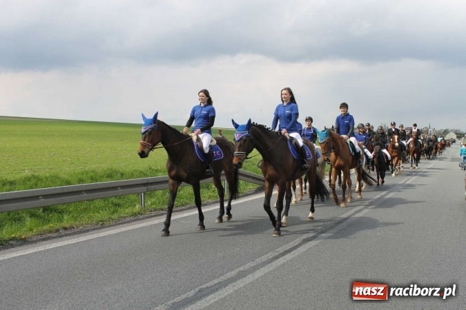 Zdjęcie w galerii na portalu naszraciborz.pl: Ponad setka koni na wielkanocnej procesji w Raciborzu-Sudole wiadomości z regionu