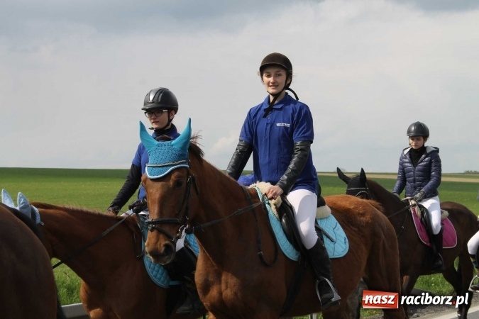 Zdjęcie w galerii na portalu naszraciborz.pl: Ponad setka koni na wielkanocnej procesji w Raciborzu-Sudole wiadomości z regionu
