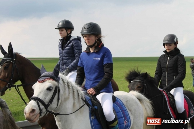 Zdjęcie w galerii na portalu naszraciborz.pl: Ponad setka koni na wielkanocnej procesji w Raciborzu-Sudole wiadomości z regionu