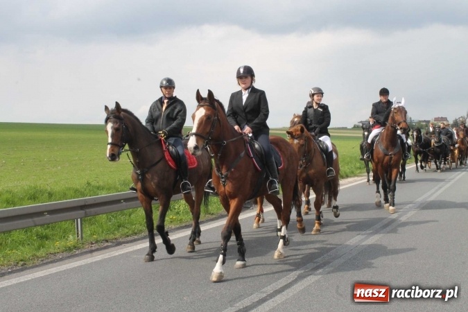 Zdjęcie w galerii na portalu naszraciborz.pl: Ponad setka koni na wielkanocnej procesji w Raciborzu-Sudole wiadomości z regionu