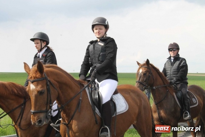 Zdjęcie w galerii na portalu naszraciborz.pl: Ponad setka koni na wielkanocnej procesji w Raciborzu-Sudole wiadomości z regionu