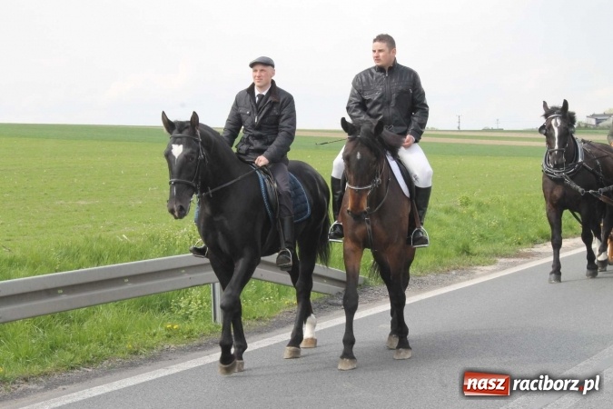 Zdjęcie w galerii na portalu naszraciborz.pl: Ponad setka koni na wielkanocnej procesji w Raciborzu-Sudole wiadomości z regionu