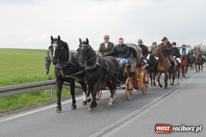 Zdjęcie w galerii na portalu naszraciborz.pl: Ponad setka koni na wielkanocnej procesji w Raciborzu-Sudole wiadomości z regionu