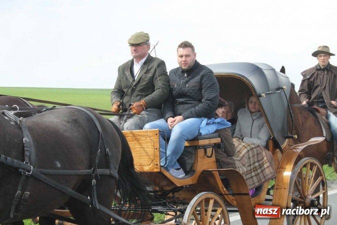 Zdjęcie w galerii na portalu naszraciborz.pl: Ponad setka koni na wielkanocnej procesji w Raciborzu-Sudole wiadomości z regionu