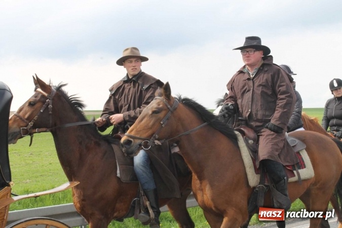 Zdjęcie w galerii na portalu naszraciborz.pl: Ponad setka koni na wielkanocnej procesji w Raciborzu-Sudole wiadomości z regionu