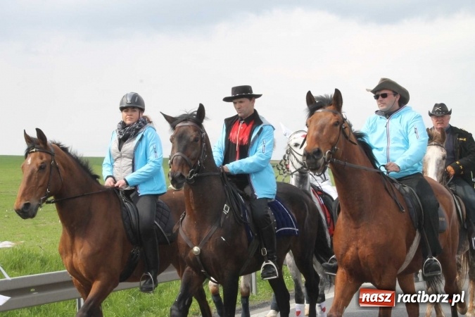 Zdjęcie w galerii na portalu naszraciborz.pl: Ponad setka koni na wielkanocnej procesji w Raciborzu-Sudole wiadomości z regionu