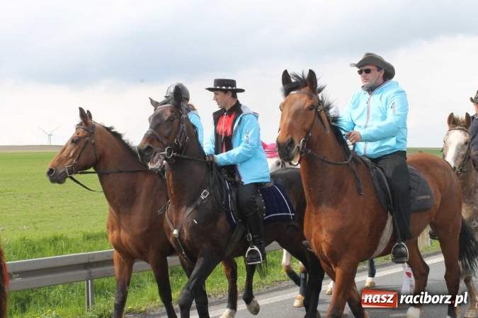 Zdjęcie w galerii na portalu naszraciborz.pl: Ponad setka koni na wielkanocnej procesji w Raciborzu-Sudole wiadomości z regionu