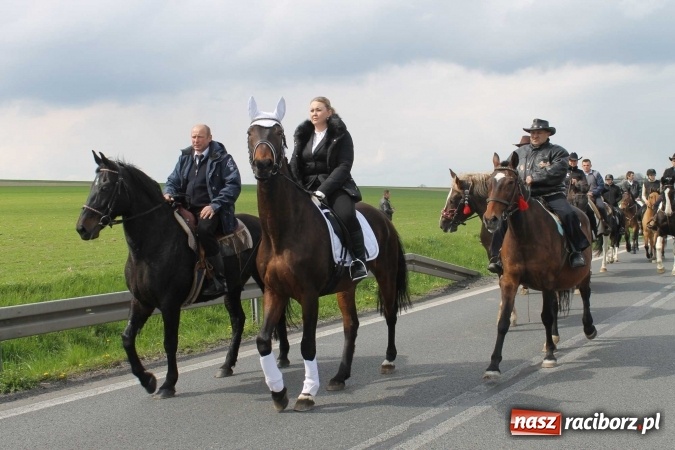 Zdjęcie w galerii na portalu naszraciborz.pl: Ponad setka koni na wielkanocnej procesji w Raciborzu-Sudole wiadomości z regionu