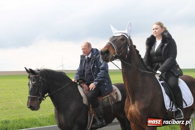 Zdjęcie w galerii na portalu naszraciborz.pl: Ponad setka koni na wielkanocnej procesji w Raciborzu-Sudole wiadomości z regionu
