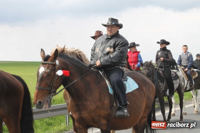 Zdjęcie w galerii na portalu naszraciborz.pl: Ponad setka koni na wielkanocnej procesji w Raciborzu-Sudole wiadomości z regionu