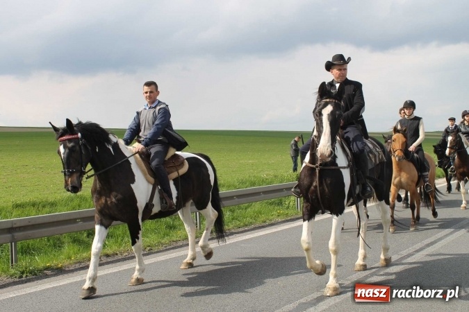 Zdjęcie w galerii na portalu naszraciborz.pl: Ponad setka koni na wielkanocnej procesji w Raciborzu-Sudole wiadomości z regionu