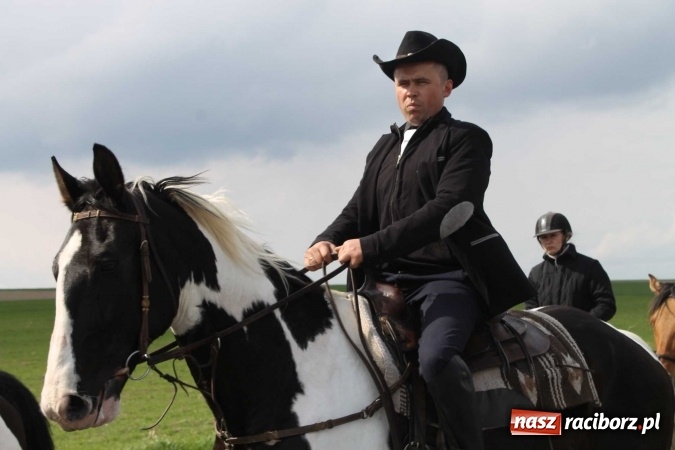 Zdjęcie w galerii na portalu naszraciborz.pl: Ponad setka koni na wielkanocnej procesji w Raciborzu-Sudole wiadomości z regionu