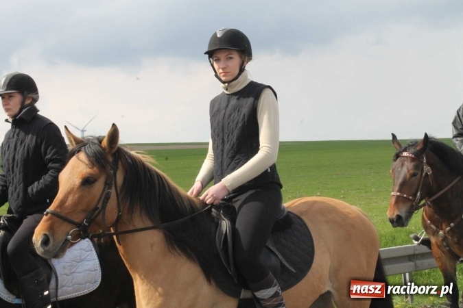 Zdjęcie w galerii na portalu naszraciborz.pl: Ponad setka koni na wielkanocnej procesji w Raciborzu-Sudole wiadomości z regionu