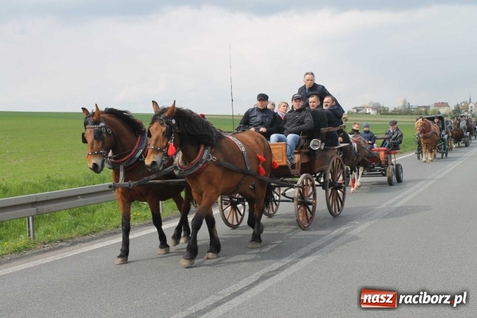Zdjęcie w galerii na portalu naszraciborz.pl: Ponad setka koni na wielkanocnej procesji w Raciborzu-Sudole wiadomości z regionu