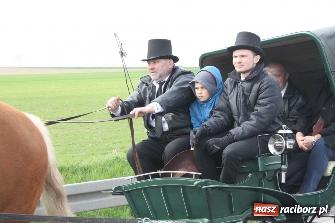 Zdjęcie w galerii na portalu naszraciborz.pl: Ponad setka koni na wielkanocnej procesji w Raciborzu-Sudole wiadomości z regionu