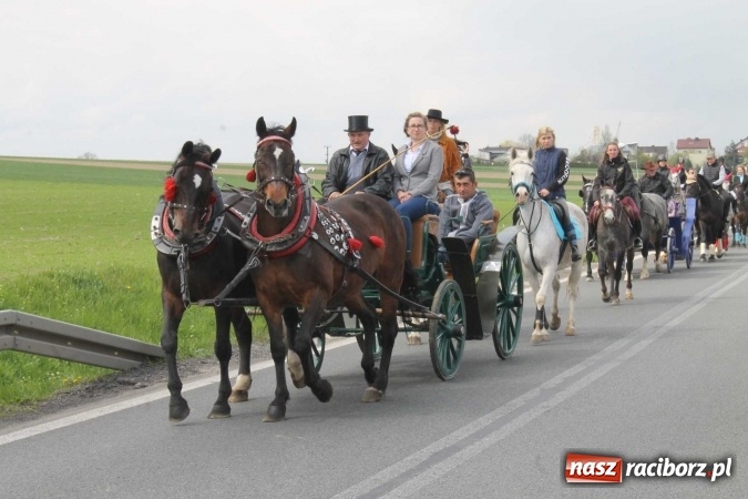 Zdjęcie w galerii na portalu naszraciborz.pl: Ponad setka koni na wielkanocnej procesji w Raciborzu-Sudole wiadomości z regionu
