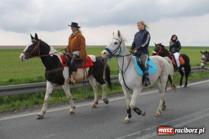 Zdjęcie w galerii na portalu naszraciborz.pl: Ponad setka koni na wielkanocnej procesji w Raciborzu-Sudole wiadomości z regionu