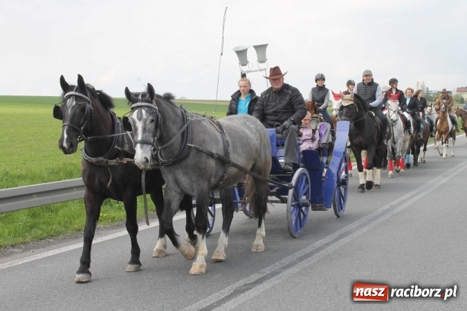 Zdjęcie w galerii na portalu naszraciborz.pl: Ponad setka koni na wielkanocnej procesji w Raciborzu-Sudole wiadomości z regionu