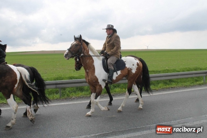 Zdjęcie w galerii na portalu naszraciborz.pl: Ponad setka koni na wielkanocnej procesji w Raciborzu-Sudole wiadomości z regionu