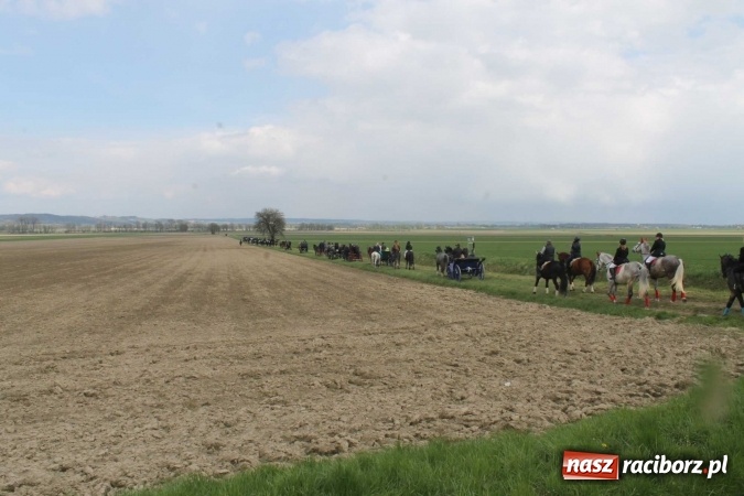 Zdjęcie w galerii na portalu naszraciborz.pl: Ponad setka koni na wielkanocnej procesji w Raciborzu-Sudole wiadomości z regionu
