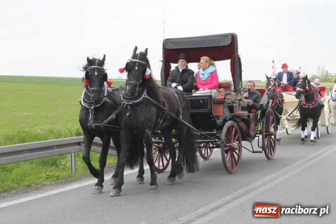 Zdjęcie w galerii na portalu naszraciborz.pl: Ponad setka koni na wielkanocnej procesji w Raciborzu-Sudole wiadomości z regionu