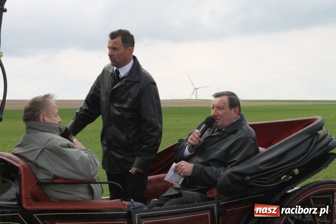 Zdjęcie w galerii na portalu naszraciborz.pl: Ponad setka koni na wielkanocnej procesji w Raciborzu-Sudole wiadomości z regionu