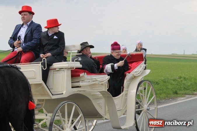 Zdjęcie w galerii na portalu naszraciborz.pl: Ponad setka koni na wielkanocnej procesji w Raciborzu-Sudole wiadomości z regionu