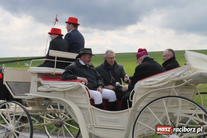 Zdjęcie w galerii na portalu naszraciborz.pl: Ponad setka koni na wielkanocnej procesji w Raciborzu-Sudole wiadomości z regionu