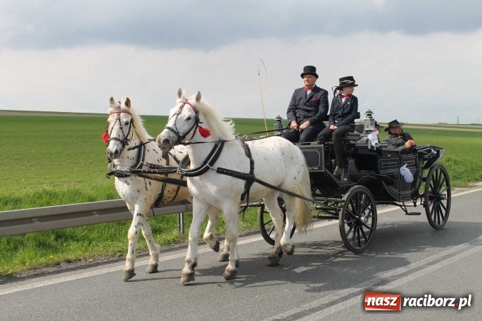 Zdjęcie w galerii na portalu naszraciborz.pl: Ponad setka koni na wielkanocnej procesji w Raciborzu-Sudole wiadomości z regionu