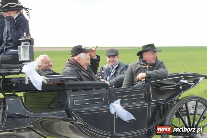 Zdjęcie w galerii na portalu naszraciborz.pl: Ponad setka koni na wielkanocnej procesji w Raciborzu-Sudole wiadomości z regionu