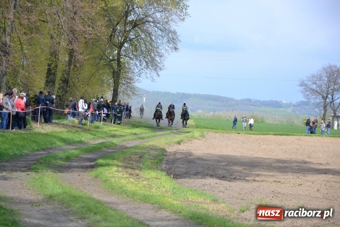 Zdjęcie w galerii na portalu naszraciborz.pl: Galopem, czyli finał bieńkowickiej procesji konnej  wiadomości z regionu