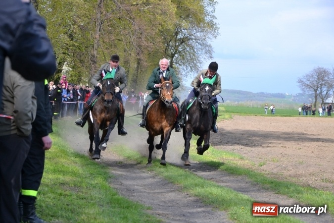 Zdjęcie w galerii na portalu naszraciborz.pl: Galopem, czyli finał bieńkowickiej procesji konnej  wiadomości z regionu